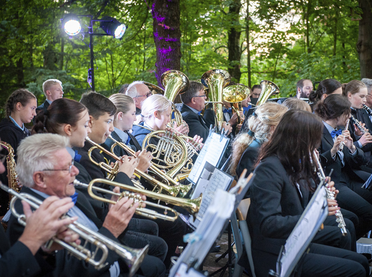 Oederaner Blasmusikanten bei einem Konzert zum Jubiläum der Wohnungsbaugenossenschaft Oederan eG 2022