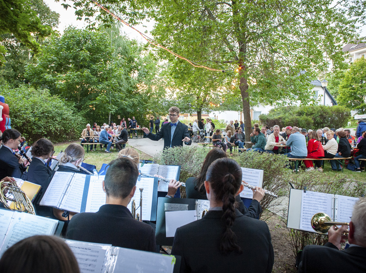 Oederaner Blasmusikanten bei einem Konzert zum Jubiläum der Wohnungsbaugenossenschaft Oederan eG 2022