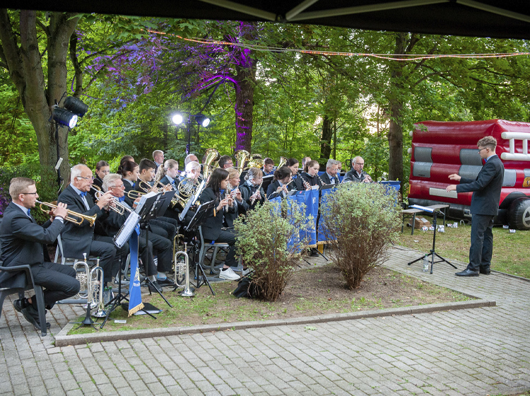 Oederaner Blasmusikanten bei einem Konzert zum Jubiläum der Wohnungsbaugenossenschaft Oederan eG 2022
